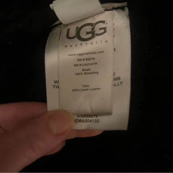 Elegant Black Fur-Trimmed Coat - Picture 10 of 12